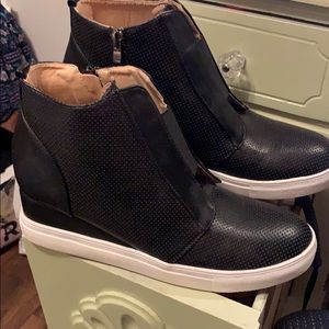 Hi-Top/High Top Black wedge sneaker size 40 (10M)